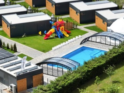 Własny basen to niewątpliwie spora atrakcja, którą swoim gościom zapewniają gospodarze domku letniskowego R Resort - domki z basenem z Rewala.