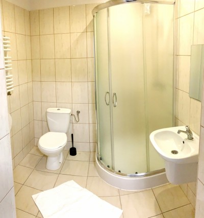 Po całym dniu pełnym atrakcji w Bukowcu można odświeżyć się w takiej oto łazience w ośrodku wypoczynkowym Margo Ośrodek