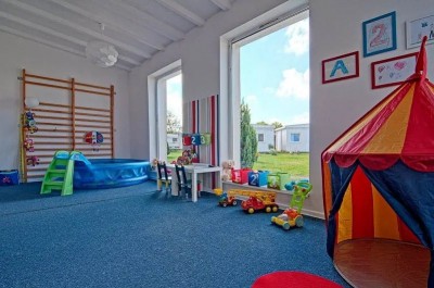 Pod adresem ul. Nadmorska 23 w Jarosławcu znajduje się ośrodek wypoczynkowy Bryza Morska, gdzie są takie udogodnienia dla dzieci.