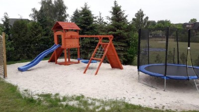 Dom wczasowy Larix to w Rewalu, a na terenie obiektu nad morzem znajduje się taki oto dziecięcy plac zabaw.
