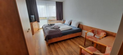Fotografia przedstawia łóżko w pensjonacie Dom wczasowy Larix