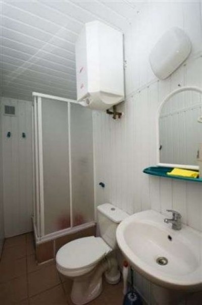 Na fotce widzimy łazienka w pokoju Ośrodek MAURO-BIAŁOGON nad morzem