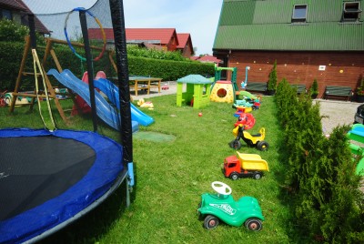 Zdjęcie prezentujące to, co przygotowano dla dzieci na czas pobytu w Sarbinowie na placu zabaw domku letniskowego Domki RAFA.
