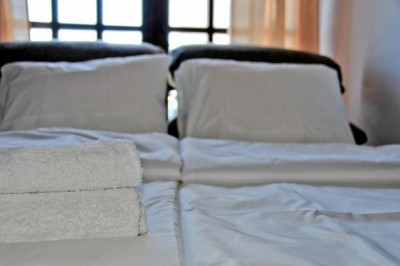 Zdjęcie przedstawia łóżko małżeńskie w pokoju - DOM PRZY PLAŻY | Sarbinowo (wypoczywaj nad morzem) 