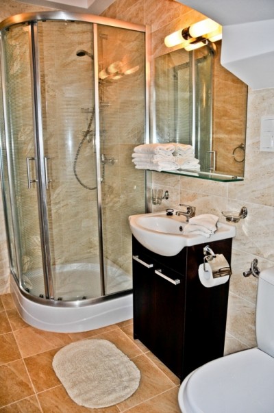 W pokoju DOM PRZY PLAŻY w Sarbinowie można skorzystać z łazienki przedstawionej na fotce