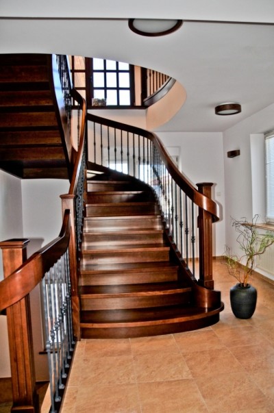 Zdjęcie z klatką schodową, prezentujące wnętrza pokoju DOM PRZY PLAŻY | Sarbinowo.