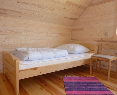 Na zdjęciu łóżko w pokoju - Ośrodek OLEŃKA | Sarbinowo (wypoczywaj nad morzem) 