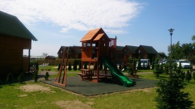 Ośrodek OLEŃKA to domek letniskowy w Sarbinowie, a na terenie obiektu nad morzem znajduje się taki oto dziecięcy plac zabaw.
