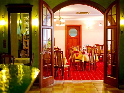 W rezydencji Rezydencja APOLLO znajduje się także restauracja, zaprezentowana w pełnej krasie na tej fotografii.