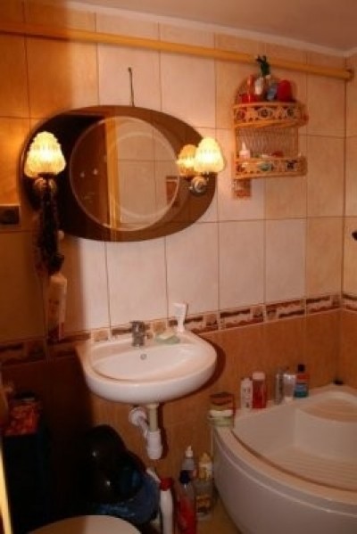 Zdjęcie przedstawia łazienkę w pokoju U Wojtka za świerkami