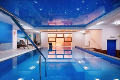 W hotelu Willa Arielka - Grand Resort turyści mogą bardzo swobodnie korzystać z dobrodziejstw miejscowego basenu (ul. Saperska 26 w Rewalu).