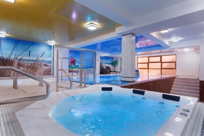 W hotelu Willa Arielka - Grand Resort turyści mogą bardzo swobodnie korzystać z dobrodziejstw miejscowego basenu (ul. Saperska 26 w Rewalu).