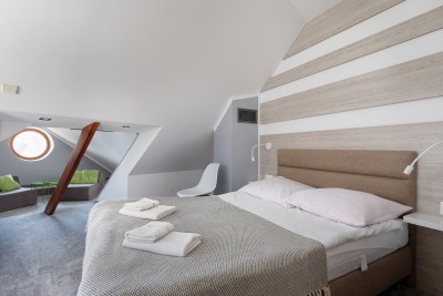 Na fotografii przedstawiony jest pokój w hotelu Willa Arielka - Grand Resort w którym macie możliwość Państwo się zatrzymać podczas wczasów w Rewalu