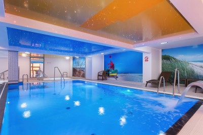 Własny basen to niewątpliwie spora atrakcja, którą swoim gościom zapewniają gospodarze hotelu Willa Arielka - Grand Resort z Rewala.