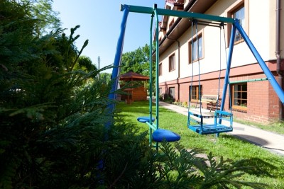 W pokoju Willa ARIELKA dzieci mogą wyszaleć się na placu zabaw, znajdującym się na terenie obiektu w Rewalu.