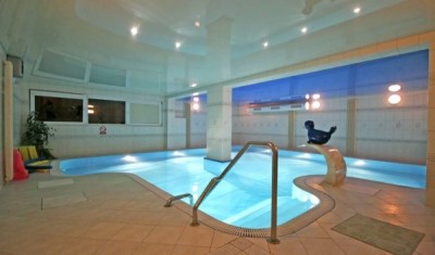 W hotelu Hotel *** Wodnik SPA. Zdjęcie prezentujące nieckę basenową i jej najbliższe otoczenie - Ustronie Morskie.