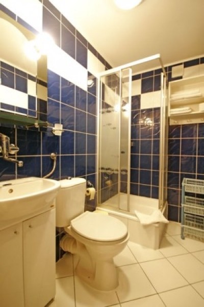 Zdjęcie przedstawia łazienkę w hotelu Hotel *** Wodnik SPA
