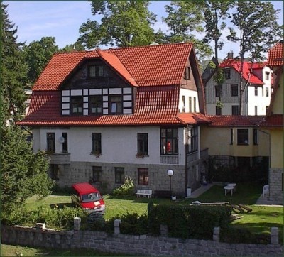 Budynek pensjonatu LIDER z Szklarskiej Poręby sfotografowany od strony zewnętrznej.
