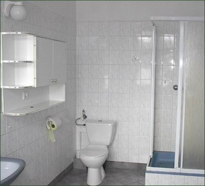 Fotka przedstawia łazienkę w pensjonacie LIDER