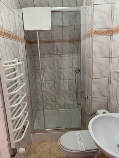 W pokoju ADMIRAŁ w Trzęsaczu można skorzystać z łazienki przedstawionej na zdjęciu