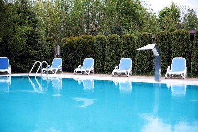 Własny basen to niewątpliwie spora atrakcja, którą swoim gościom zapewniają gospodarze domu wczasowego AIREN z Trzęsacza.