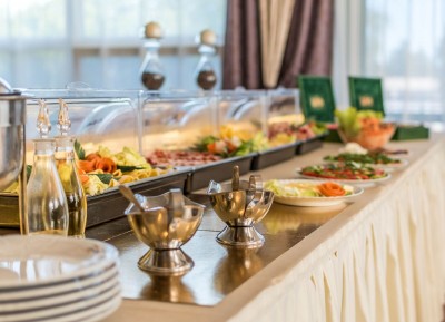 Interferie CECHSZTYN w Ustroniu Morskim i pobudzające apetyt zdjęcie przykładowego śniadania dla gości pokoju z wykupionym wyżywieniem.