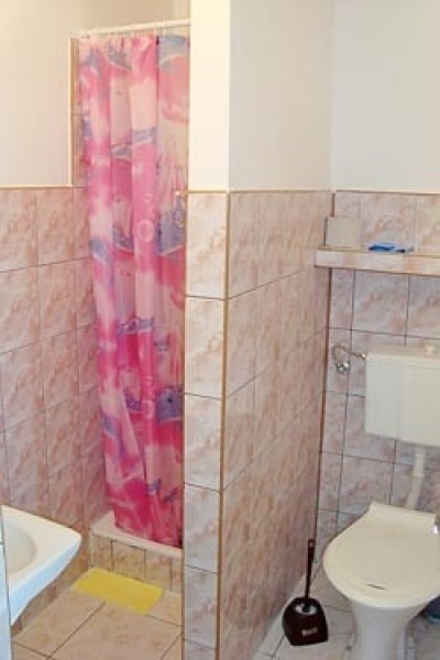 W domu wczasowym Riviera w Ustroniu Morskim można skorzystać z łazienki przedstawionej na zdjęciu