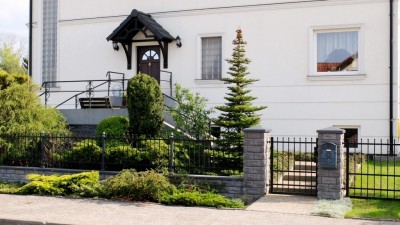 Wygląd zewnętrzny obiektu (ul. Kapitańska 1) zapowiada udany pobyt w pensjonacie Dom Gościnny HORST w Niechorzu.