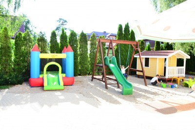 W pensjonacie PUCHACZ-SPA dzieci mogą wyszaleć się na placu zabaw, znajdującym się na terenie obiektu w Niechorzu.