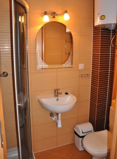 Po całym dniu pełnym atrakcji w Niechorzu można odświeżyć się w takiej oto łazience w pokoju Willa POD BRZOZAMI