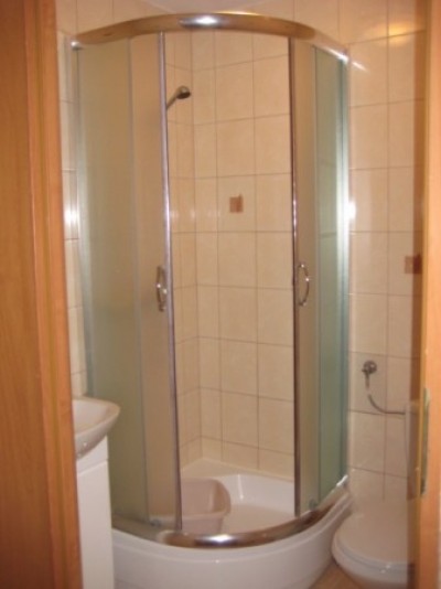W kwaterze U JANINY w Pobierowie można skorzystać z łazienki przedstawionej na fotografii
