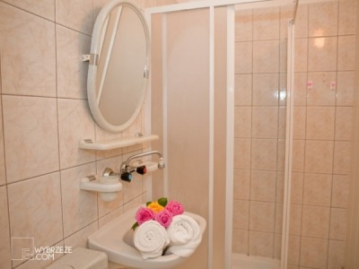 Tak prezentuje się łazienka w ośrodku wypoczynkowym GROMADA (ul. Parkowa 3, 72-350 Niechorze)