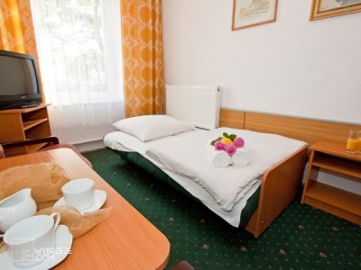 Na zdjęciu łóżko w ośrodku wypoczynkowym GROMADA