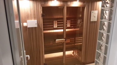 Wypoczynek w saunie to bardzo kusząca możliwość, jaką od ręki dostają turyści w apartamencie AKWAMARYN SPA Niechorze (Niechorze, ul. Żeglarska 28).