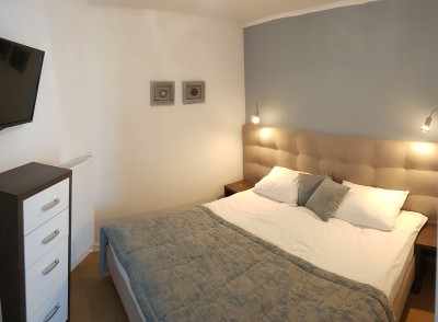 Łóżko w pokoju - apartament AKWAMARYN SPA Niechorze