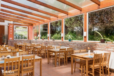 Stylowe wnętrza restauracji, która funkcjonuje w Niechorzu w ramach obiektu NATALIA z kategorii ośrodki wypoczynkowe, w regionie. Pomorze Zachodnie