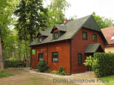 Rzut oka na to, jak domek letniskowy Domki i pokoje KLARA w Pobierowie (ul. Moniuszki 1b) prezentuje się od zewnątrz.