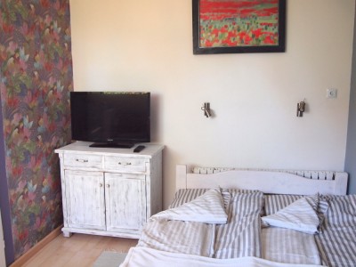 Na zdjęciu przedstawiony jest pokój w pensjonacie Domki i pokoje KLARA w którym macie możliwość Państwo się zatrzymać podczas urlopu w Pobierowie