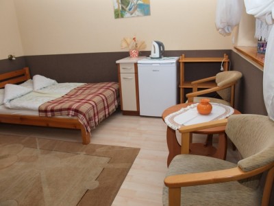 Na fotce przedstawiony jest pokój w pensjonacie Domki i pokoje KLARA (ul. Moniuszki 1b, 72-346 Pobierowo, woj. zachodniopomorskie)