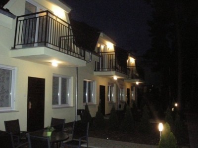 Apartamenty KLIF nocą, czyli pokój nad morzem wieczorową porą w Pobierowie.