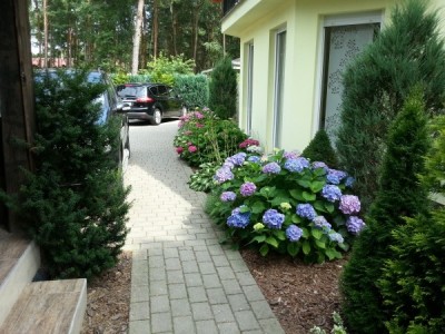 Widok na ogród, jakim dysponuje pokój Apartamenty KLIF(ul. Kujawska 8, Pobierowo|nad morzem|zachodniopomorskie)