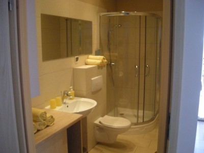 W pokoju Apartamenty KLIF w Pobierowie można skorzystać z łazienki przedstawionej na zdjęciu
