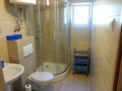 W pokoju Apartamenty KLIF w Pobierowie można skorzystać z łazienki przedstawionej na fotce