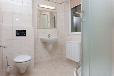 W pokoju Villa KLIMAT w Pobierowie można skorzystać z łazienki przedstawionej na fotce