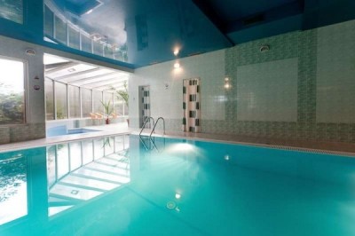 Własny basen to niewątpliwie spora atrakcja, którą swoim gościom zapewniają gospodarze pokoju Villa KLIMAT z Pobierowa.