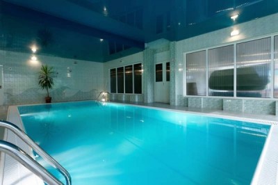 Własny basen to niewątpliwie spora atrakcja, którą swoim gościom zapewniają gospodarze pokoju Villa KLIMAT z Pobierowa.