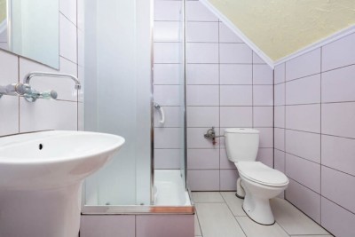 W pokoju KRYSTYNA w Niechorzu można skorzystać z łazienki przedstawionej na fotografii