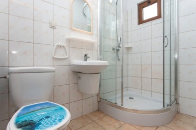 Po całym dniu pełnym atrakcji w Pobierowie można odświeżyć się w takiej oto łazience w ośrodku wczasowym LAGUNA