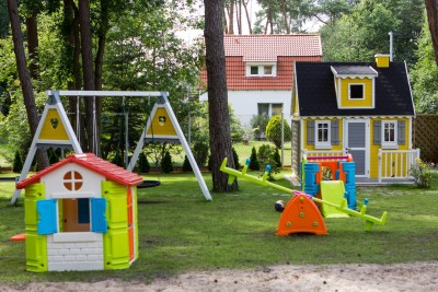 W pensjonacie Pensjonat SOLARIS dzieci mogą wyszaleć się na placu zabaw, znajdującym się na terenie obiektu w Pobierowie.