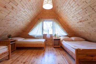 Fotografia przedstawia pokój w domku letniskowym SOSNOWA MILA w Pobierowie (woj. zachodniopomorskie)